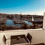 With Spectacular Views Of Marina Apartmán