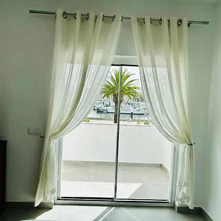 With Spectacular Views Of Marina Апартаменты Лагуш