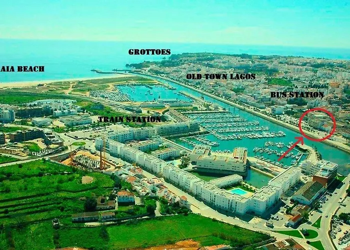 With Spectacular Views Of Marina Appartamento