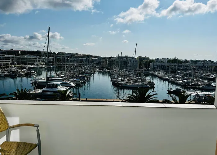 With Spectacular Views Of Marina Appartamento