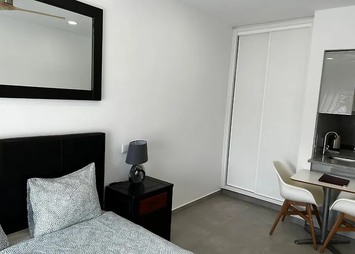 With Spectacular Views Of Marina Appartamento