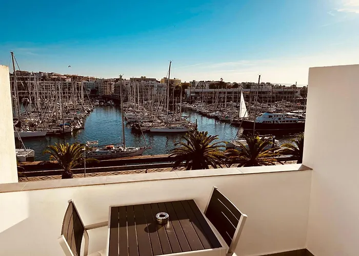 With Spectacular Views Of Marina Appartamento