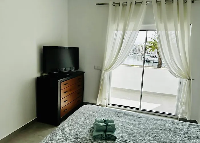 Appartamento With Spectacular Views Of Marina *