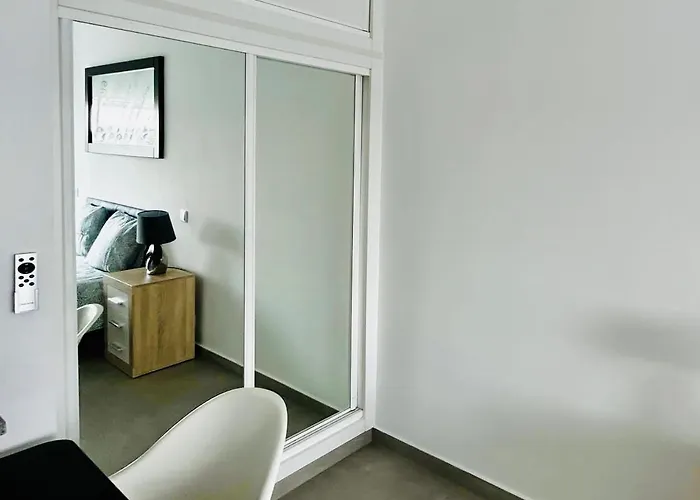 With Spectacular Views Of Marina Appartamento *