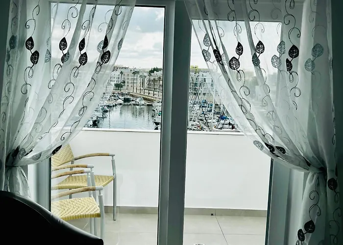 Appartamento With Spectacular Views Of Marina *