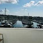 With Spectacular Views Of Marina Apartamento