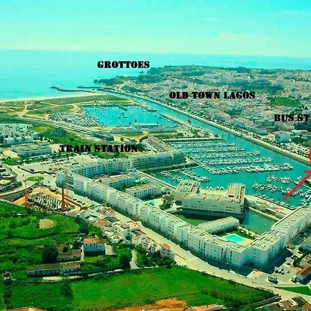 With Spectacular Views Of Marina Apartamento